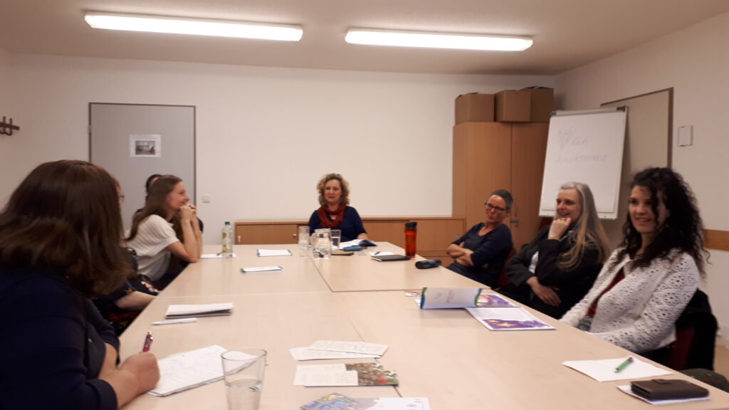 Im Netzwerk Unternehmerinnen in Oberhavel zusammengeschlossene Frauen hören in Oranienburg einen Impulsvortrag über Podcasts - allgemein und konkret - von Fotografin und Coach Steffi Rose.
